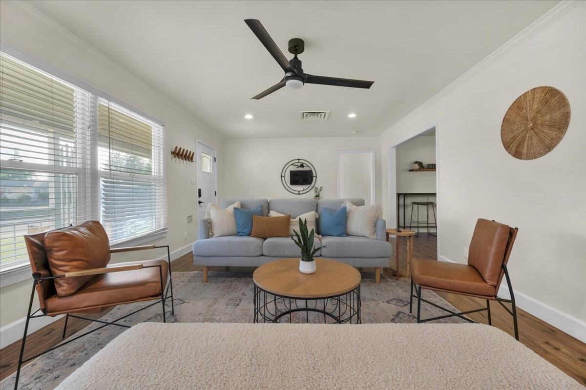 842 West Pine Avenue - Photo 3 of 36