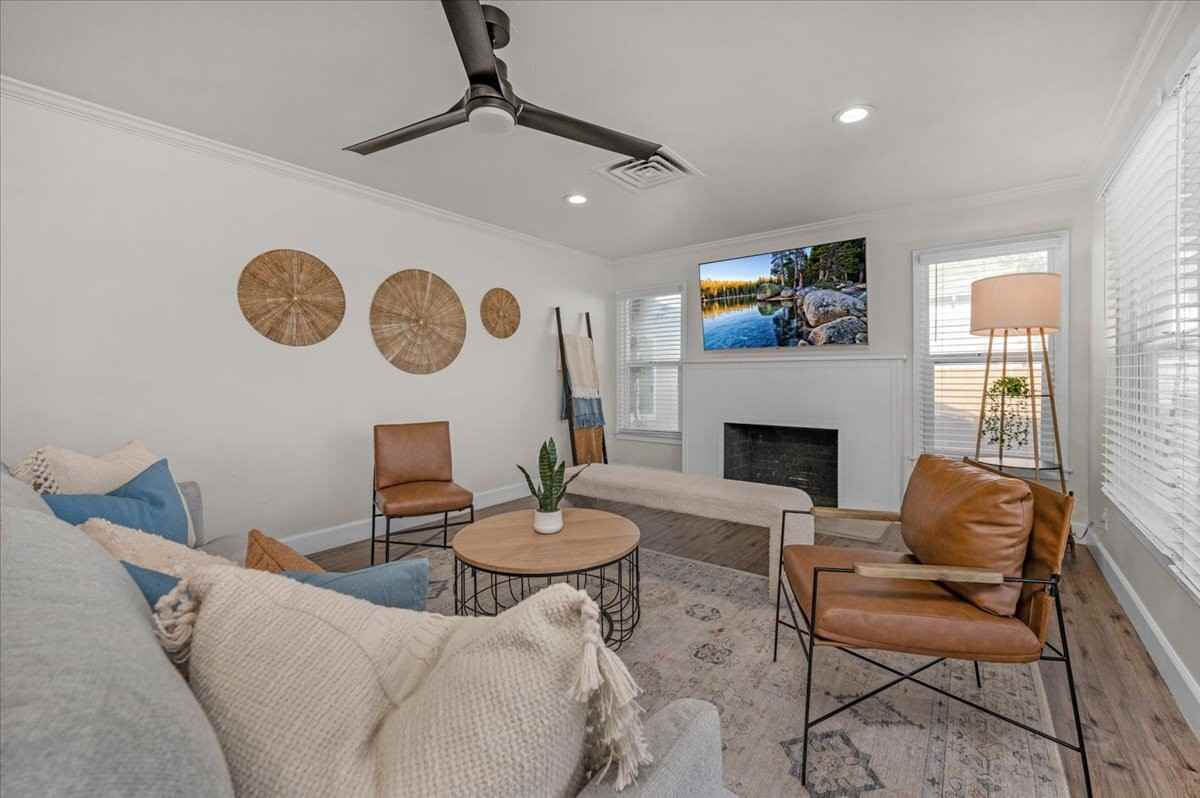 842 West Pine Avenue - Photo 4 of 36