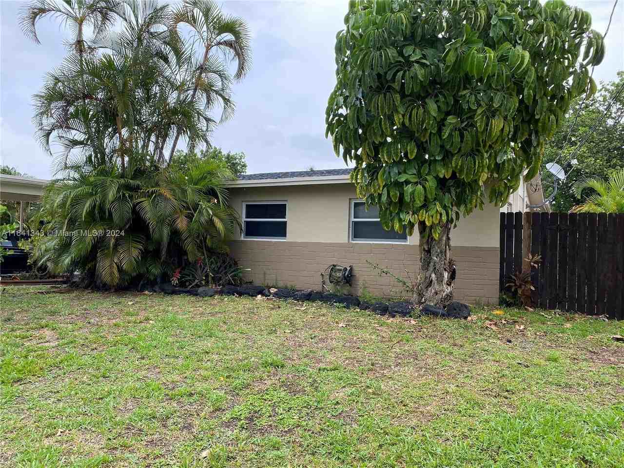 17215 Nw 77th Ct - Photo 2 of 8