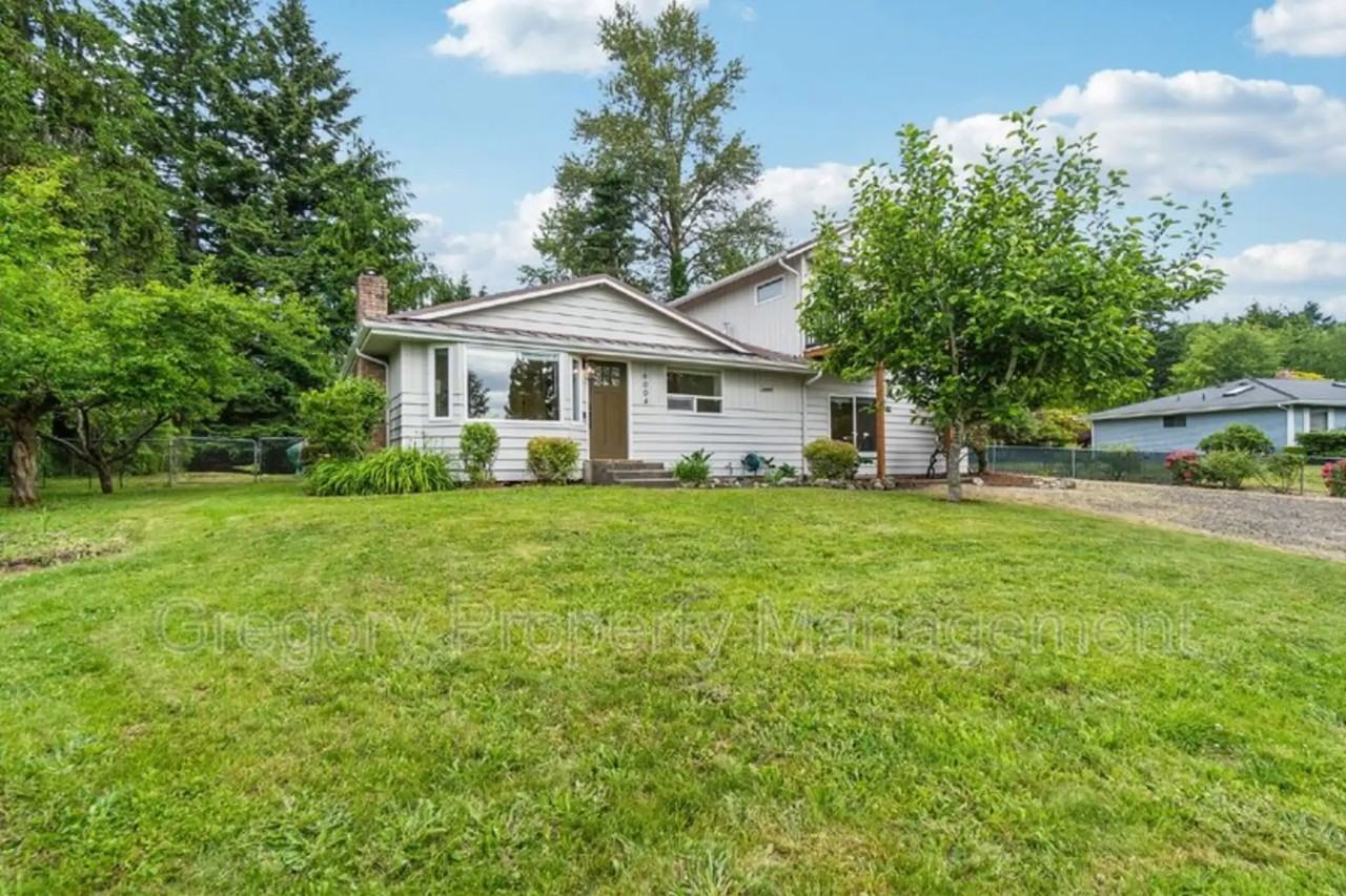 16004 Market St - Photo 2 of 31