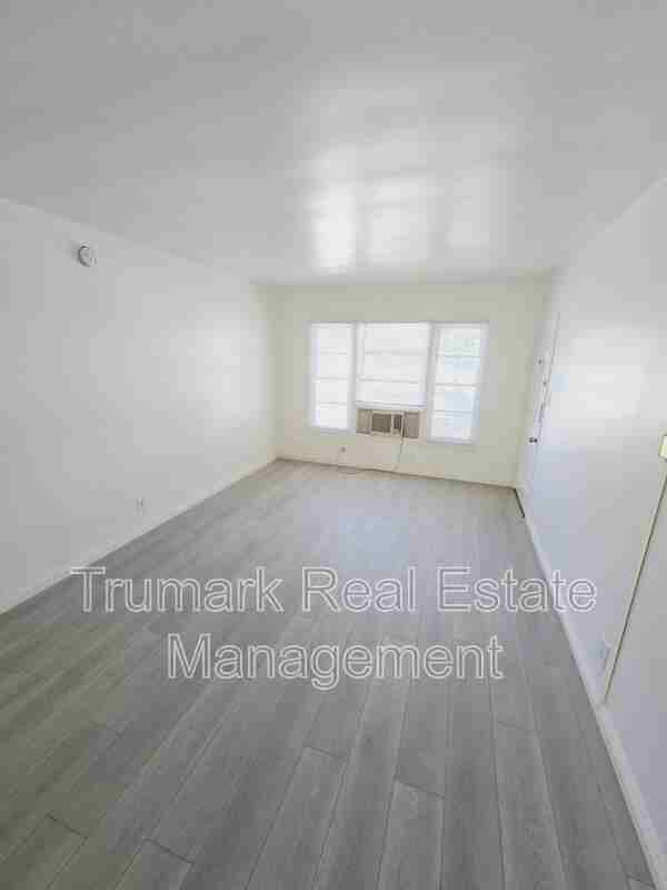 104 E Randolph St - Photo 2 of 9