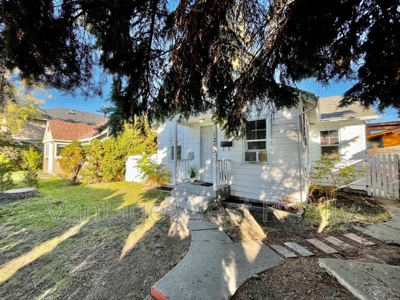 1285 Ethel St - Photo 3 of 30