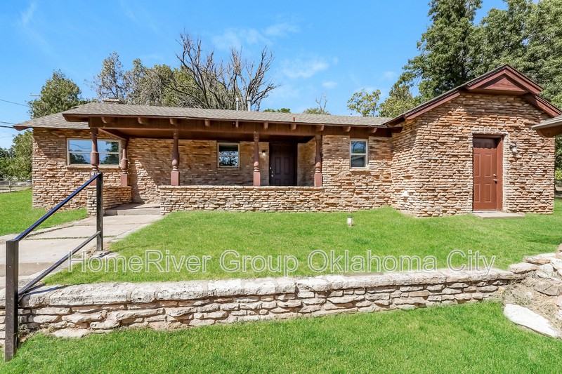 832 Oakdale Dr - Photo 2 of 22