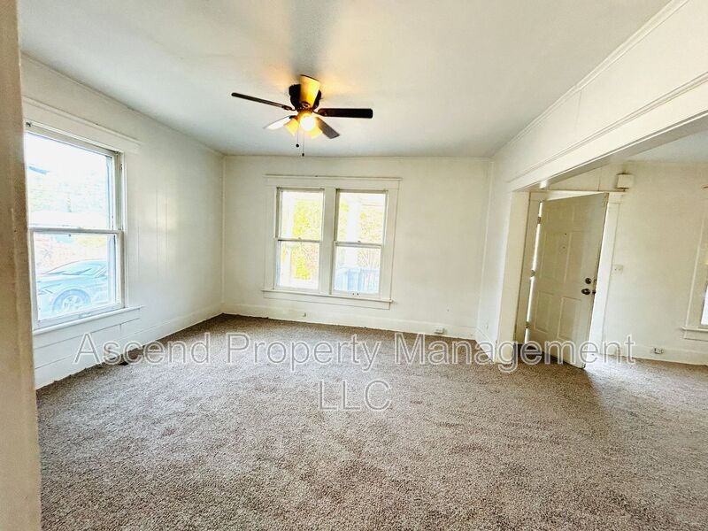 1006 Rockway Dr - Photo 3 of 8