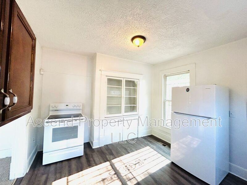 1006 Rockway Dr - Photo 4 of 8