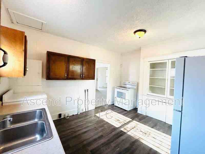 1006 Rockway Dr - Photo 5 of 8