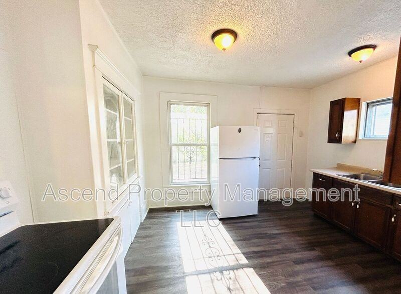 1006 Rockway Dr - Photo 6 of 8