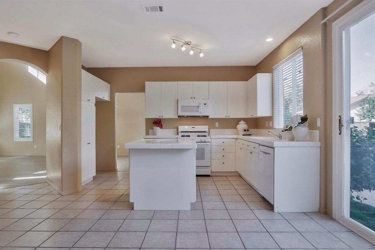 3853 Windy Cove Cir - Photo 2 of 10