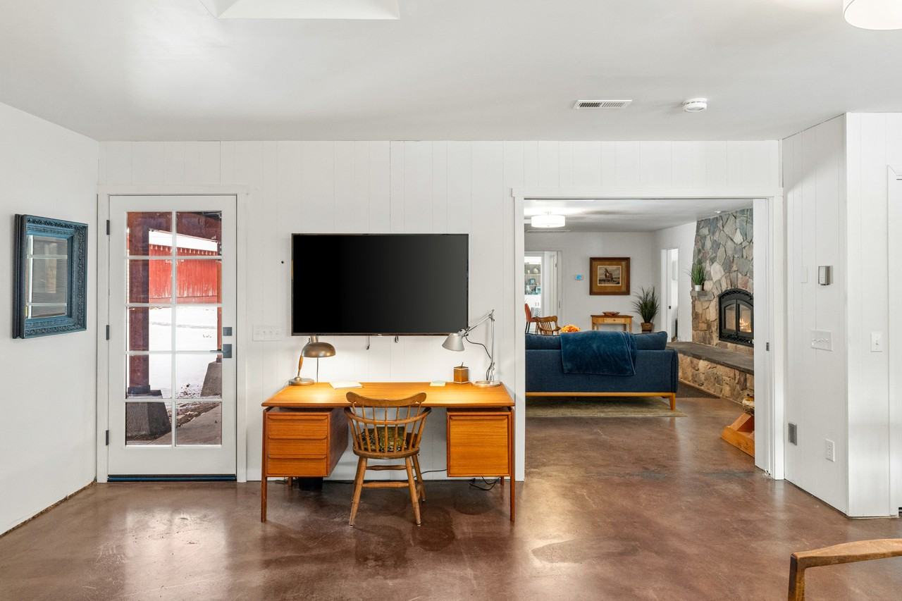 940 Douglas Ln - Photo 5 of 30