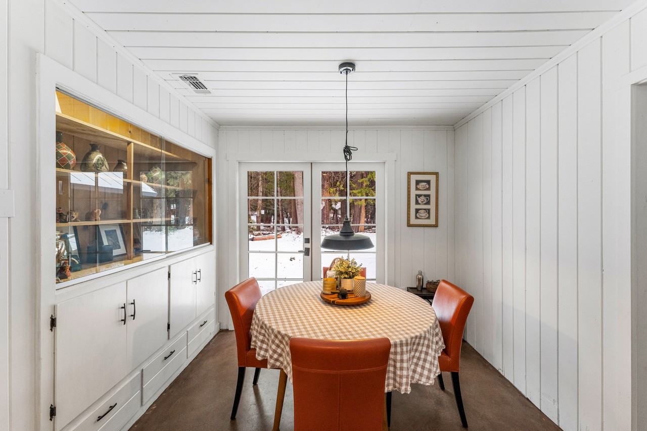 940 Douglas Ln - Photo 7 of 30