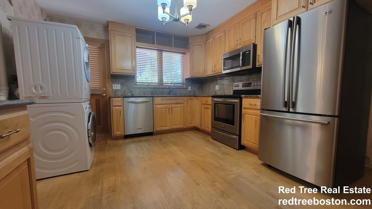 351 Waverley Ave - Photo 2 of 26