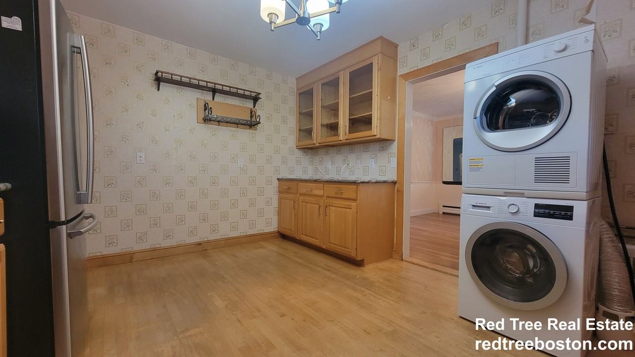 351 Waverley Ave - Photo 3 of 26