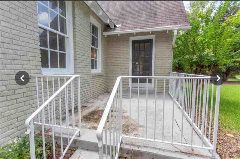 2405 College St - Photo 4 of 38