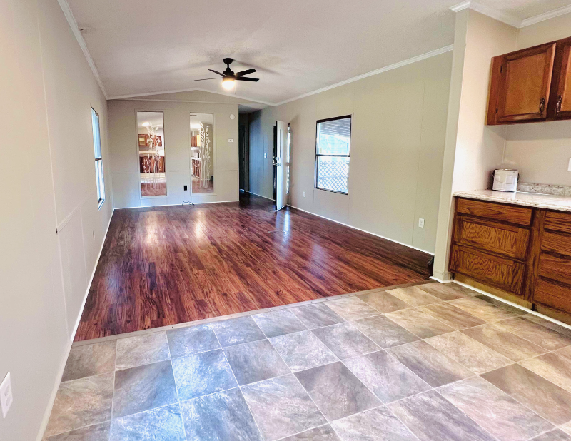 1370 Yorkshire Ln - Photo 3 of 11