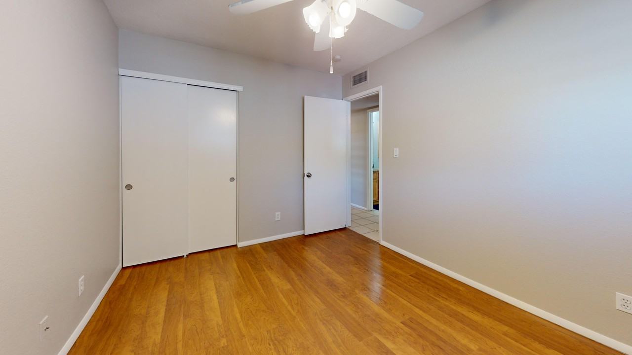 2080 E Greenway Dr #4 - Photo 7 of 23