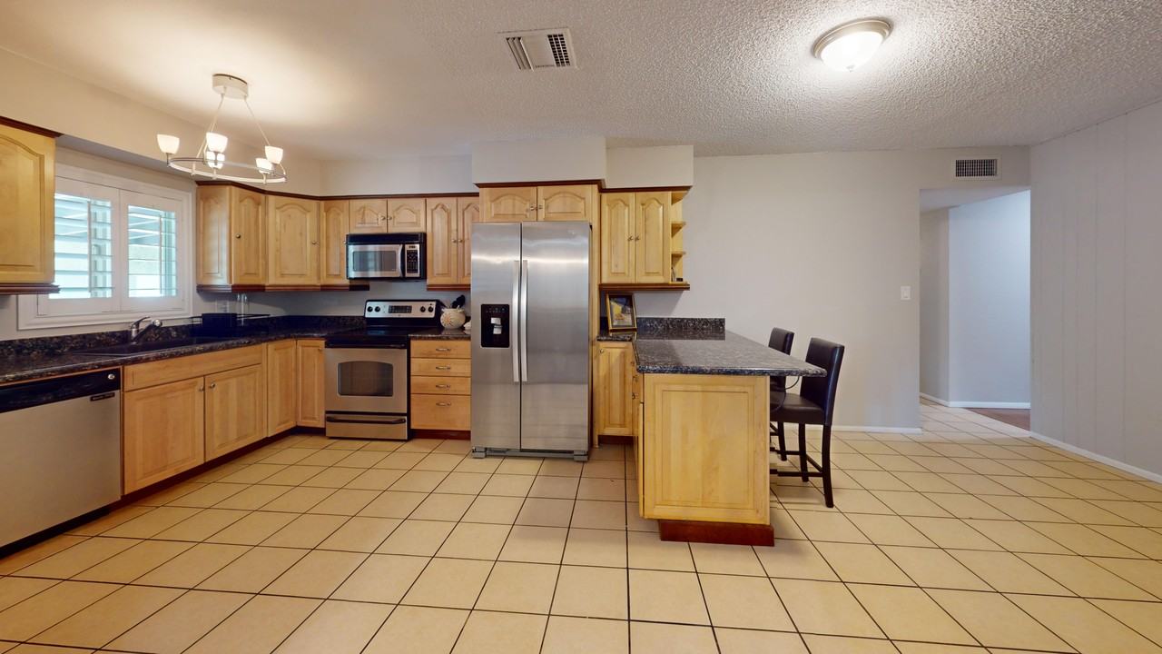 2080 E Greenway Dr #2 - Photo 5 of 23