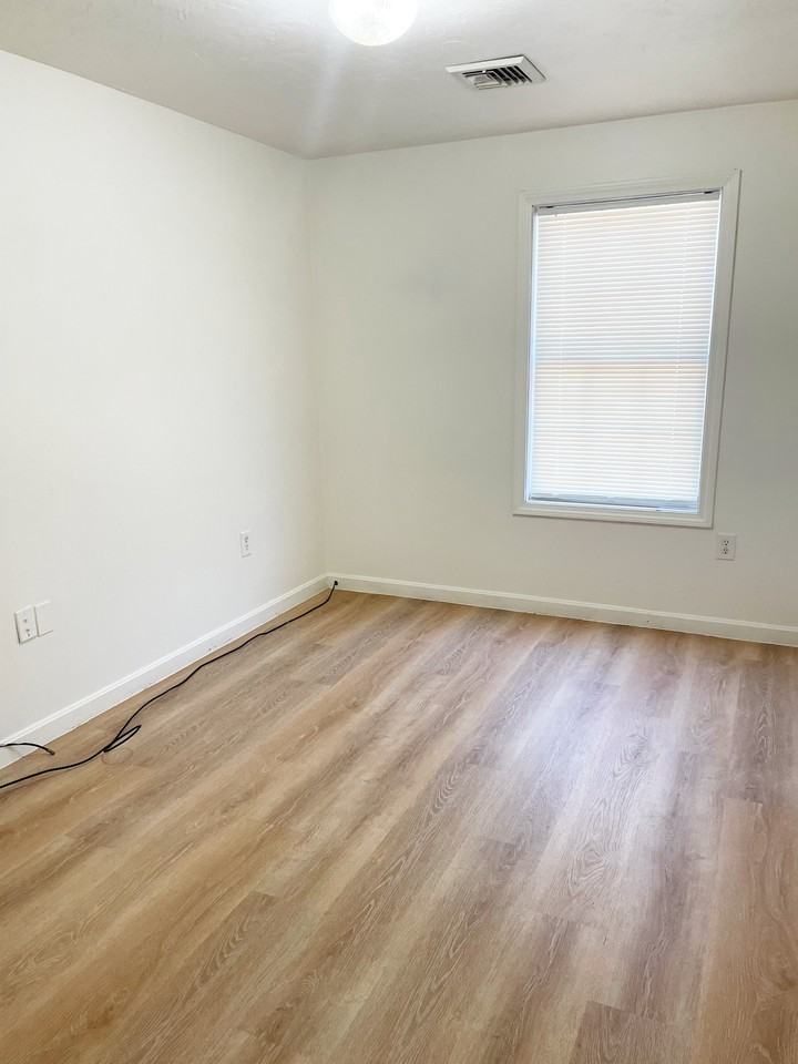 1508 Hyde Park Ave #2 - Photo 5 of 10