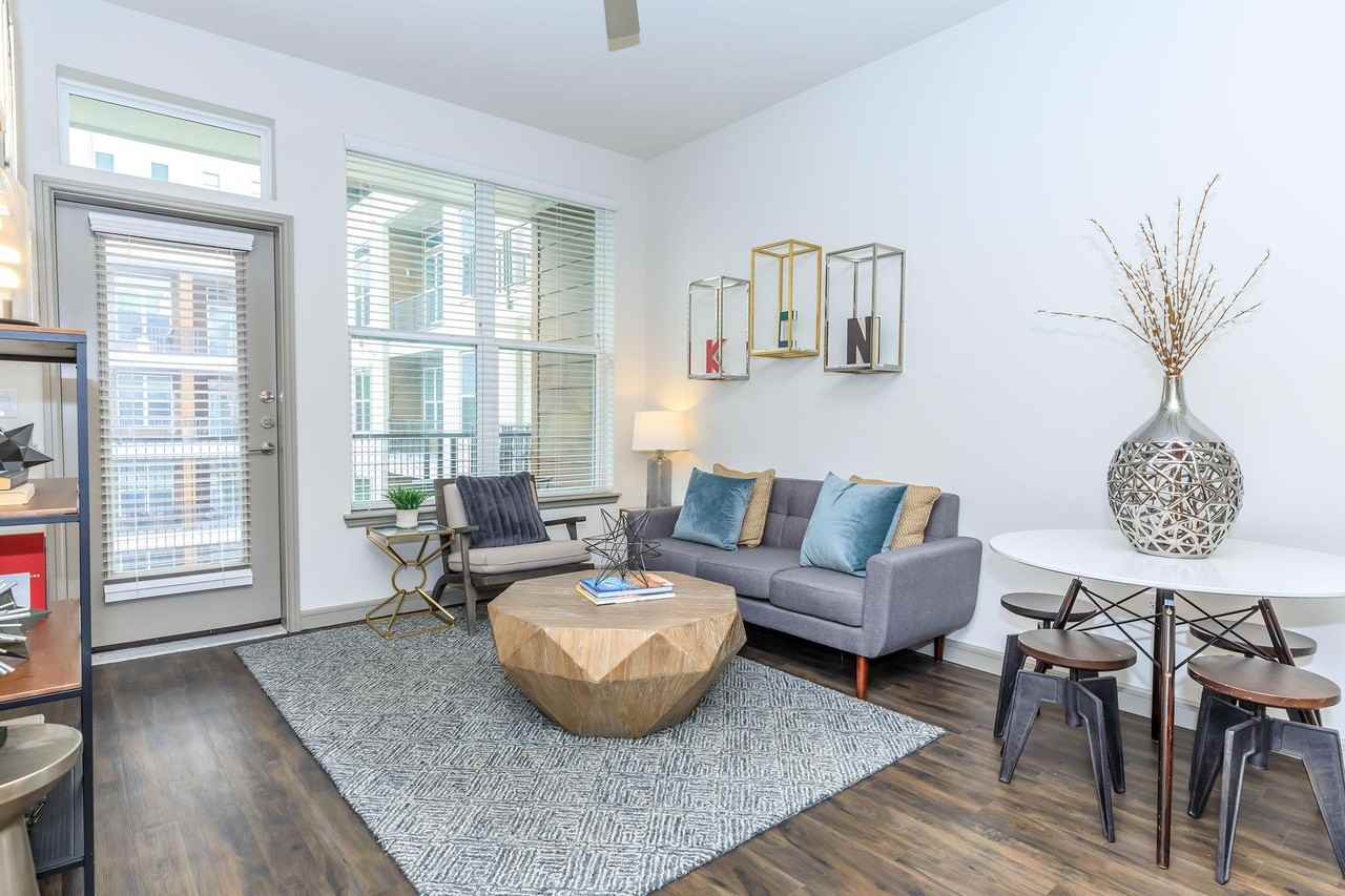 1711 Caroline - Photo 5 of 29