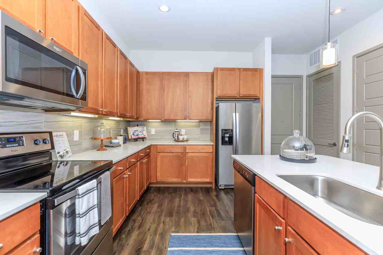 1711 Caroline - Photo 4 of 29