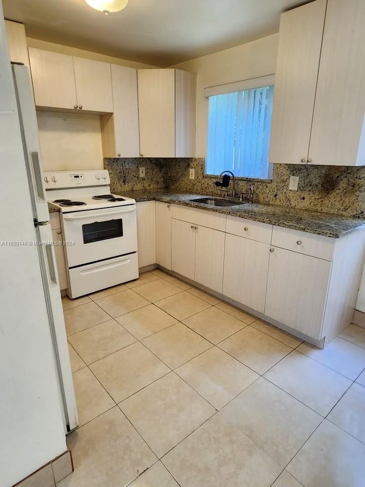 5271 Sw 90th Way #1-4 - Photo 2 of 6