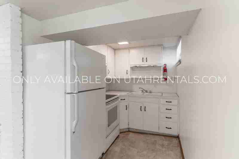 811 E St - Photo 3 of 13