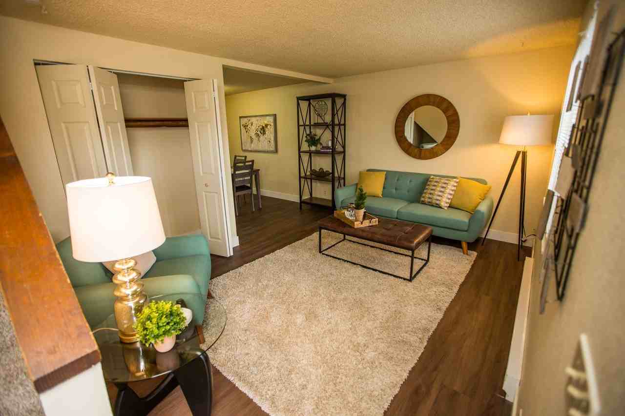 ST. JAMES SQUARE - Photo 3 of 48