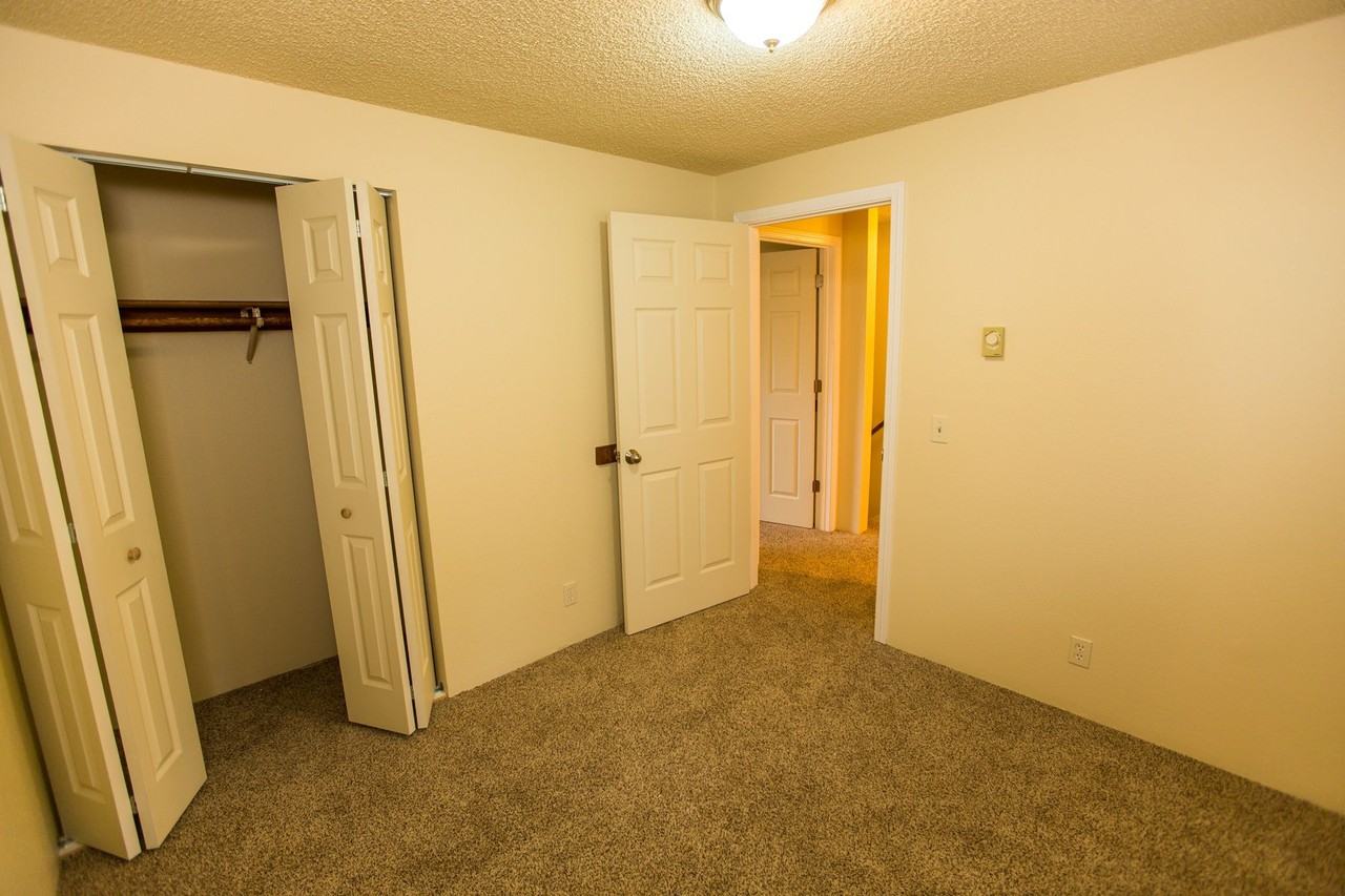 ST. JAMES SQUARE - Photo 7 of 48