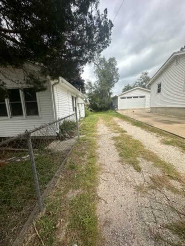 2517 E 38th St - Photo 2 of 9