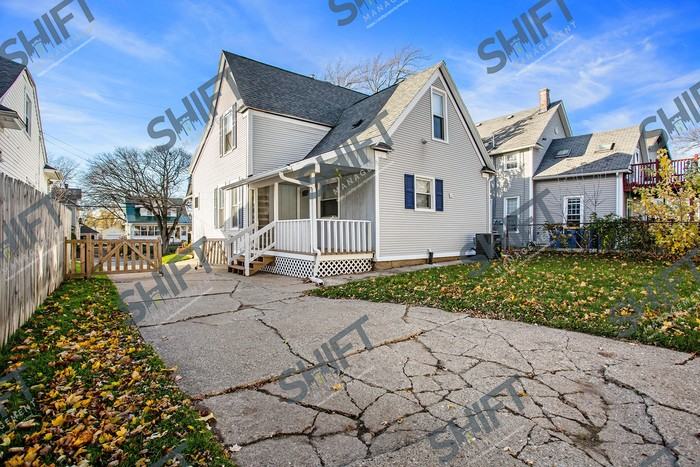 148 Lowell Ave Ne - Photo 2 of 16