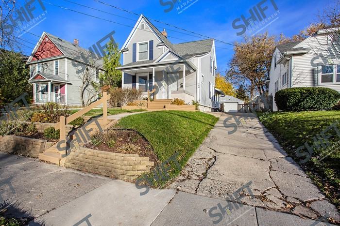 148 Lowell Ave Ne - Photo 3 of 16