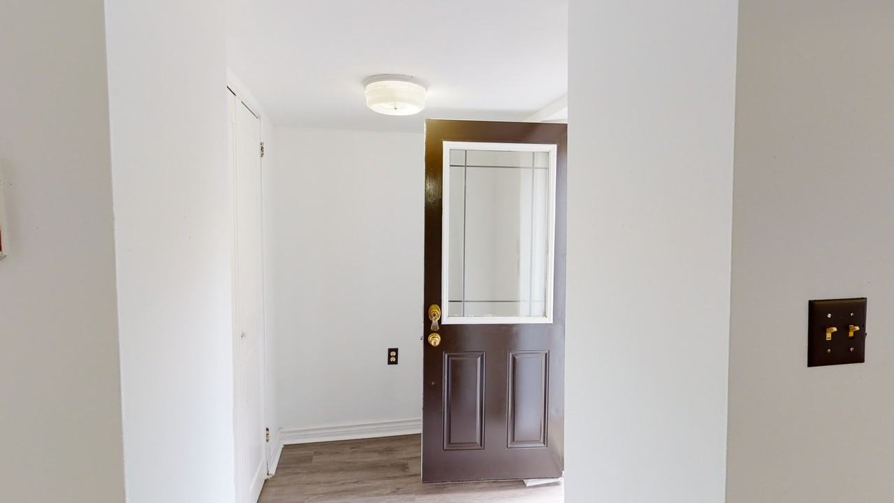 DOVERCOURT RD & DUPONT ST - Photo 2 of 8