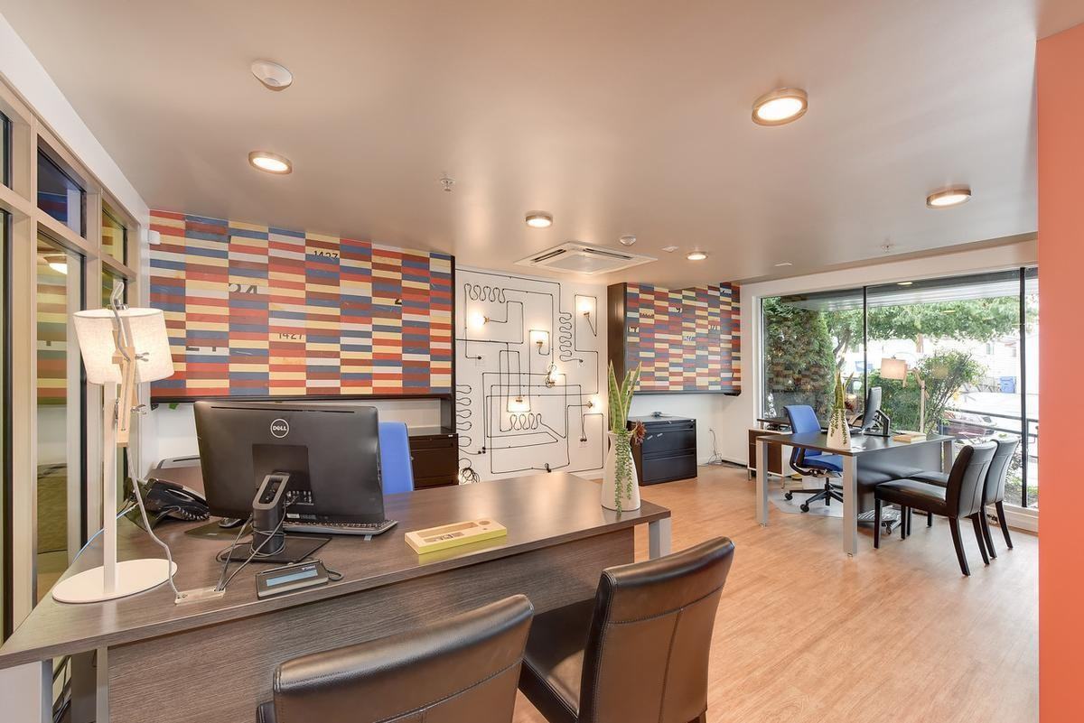 1735 Dexter Ave N - Photo 5 of 16