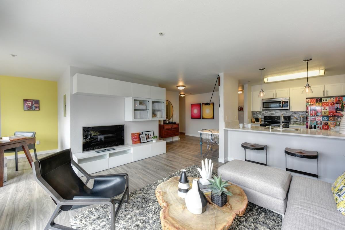 1735 Dexter Ave N - Photo 4 of 16