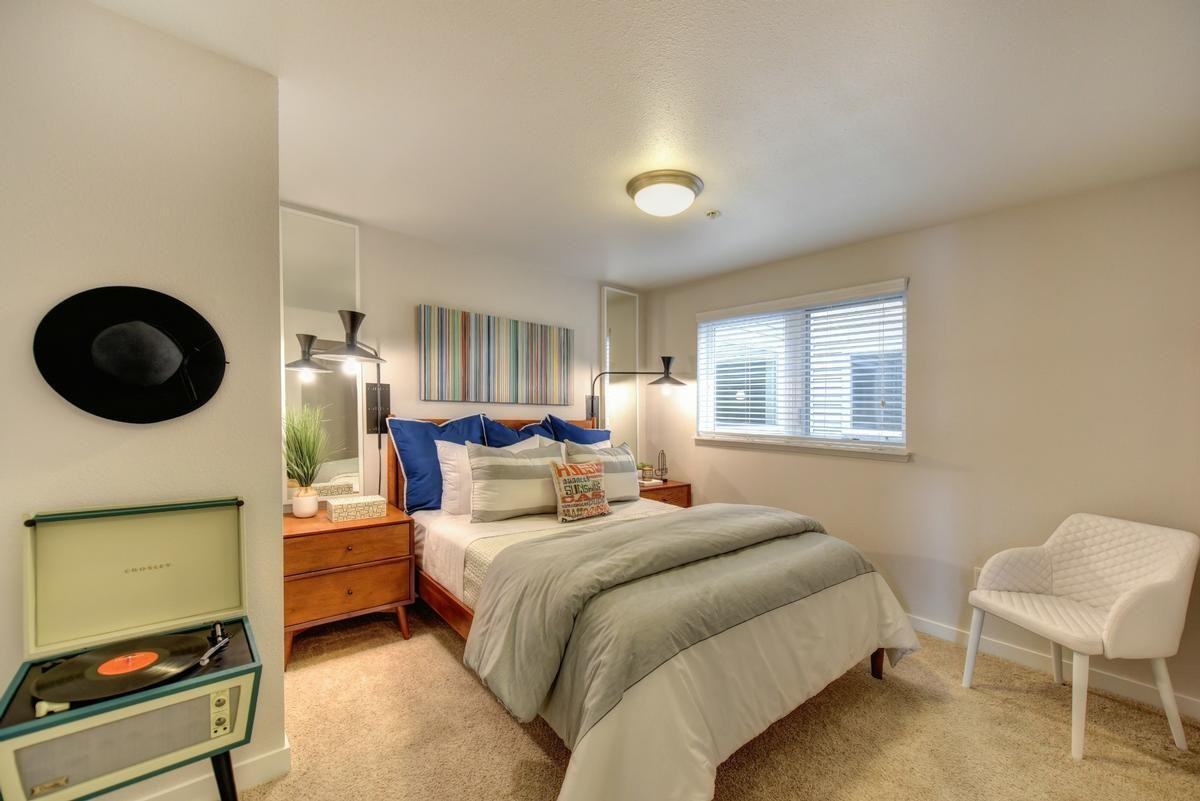 1735 Dexter Ave N - Photo 2 of 16