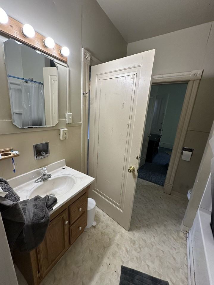 914 5th Ave - Photo 4 of 21