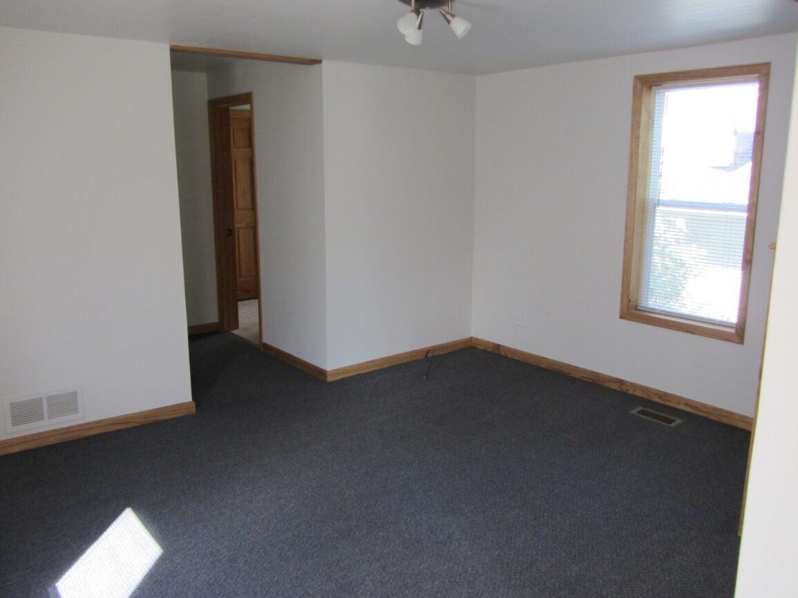 633 Lake St - Photo 4 of 8
