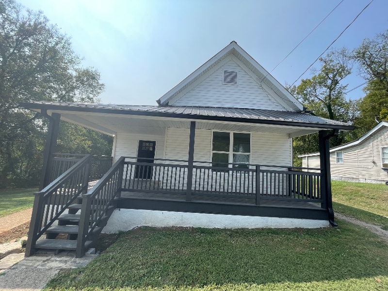 517 W 11th St - Photo 2 of 11