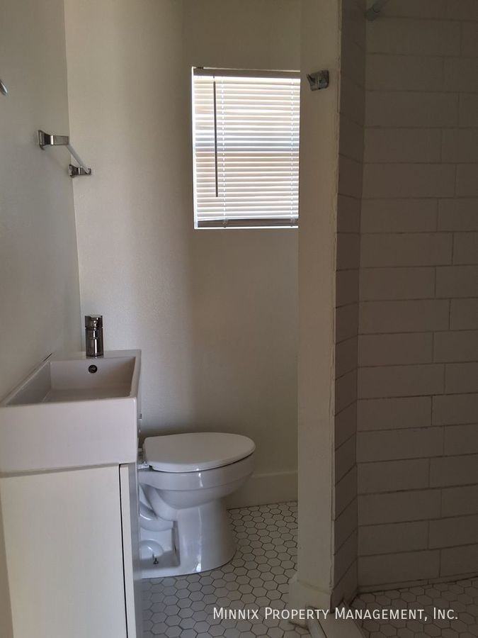 500 S Jackson St - Photo 2 of 8