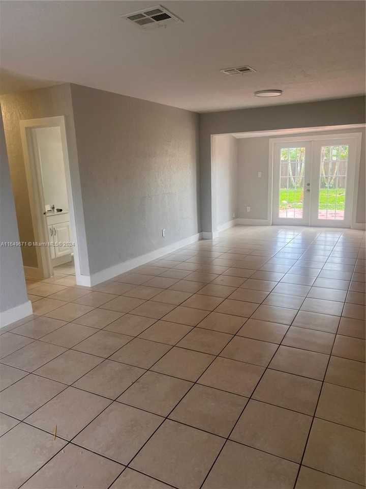 7100 Park St - Photo 3 of 8