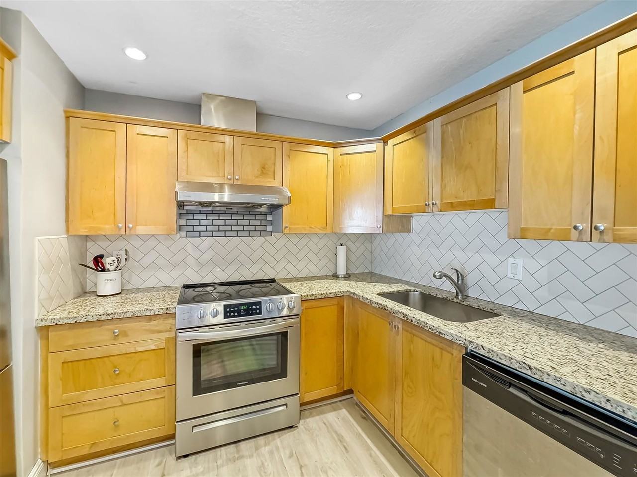 160 Cypress Club Dr #607 - Photo 3 of 8