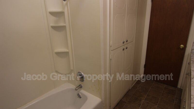 2136 Saint Clair Rd - Photo 5 of 11