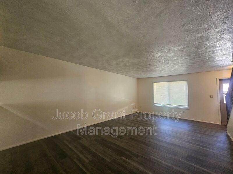 667 N Fanning Ave - Photo 5 of 11