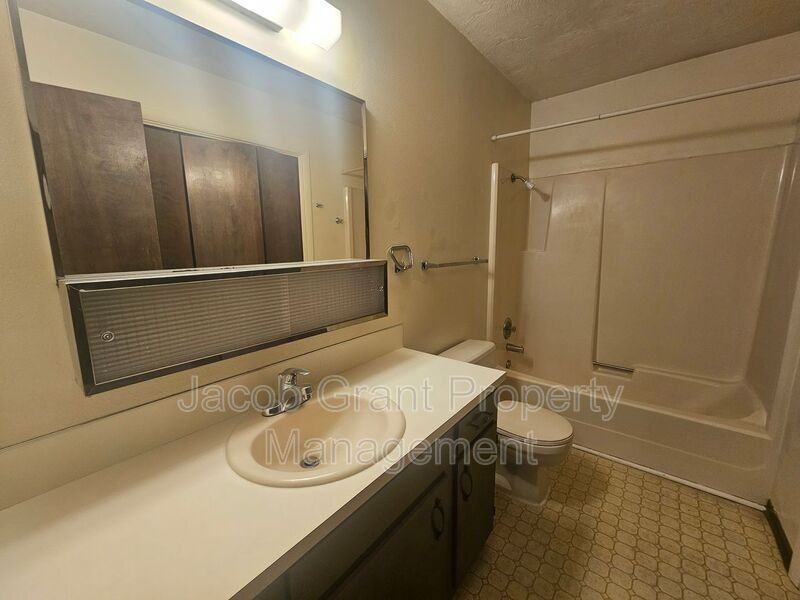 667 N Fanning Ave - Photo 7 of 11