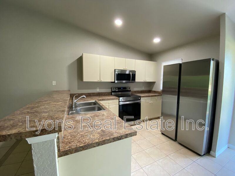 801 Meadow Rd - Photo 2 of 16