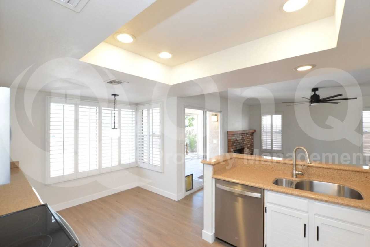 488 W Carmen St - Photo 3 of 24