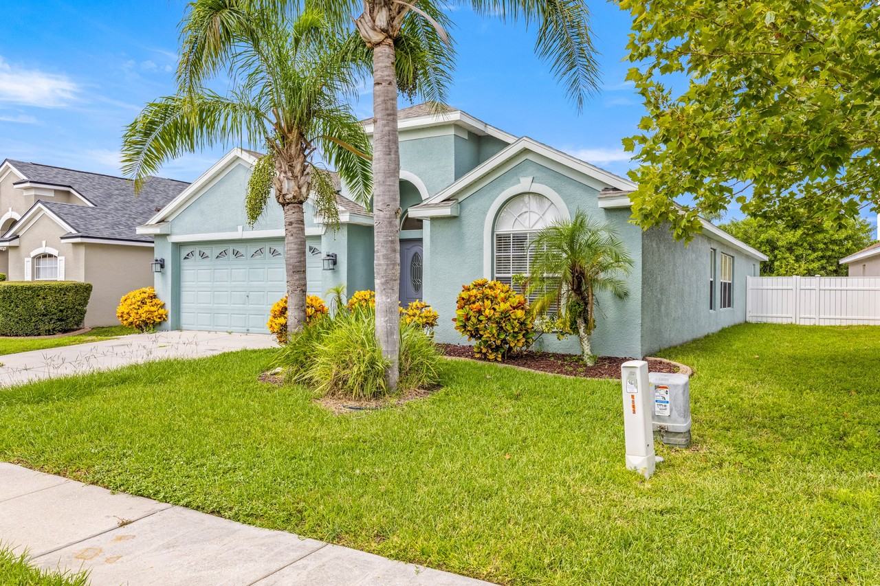 2541 Arrowpointe Dr - Photo 3 of 30