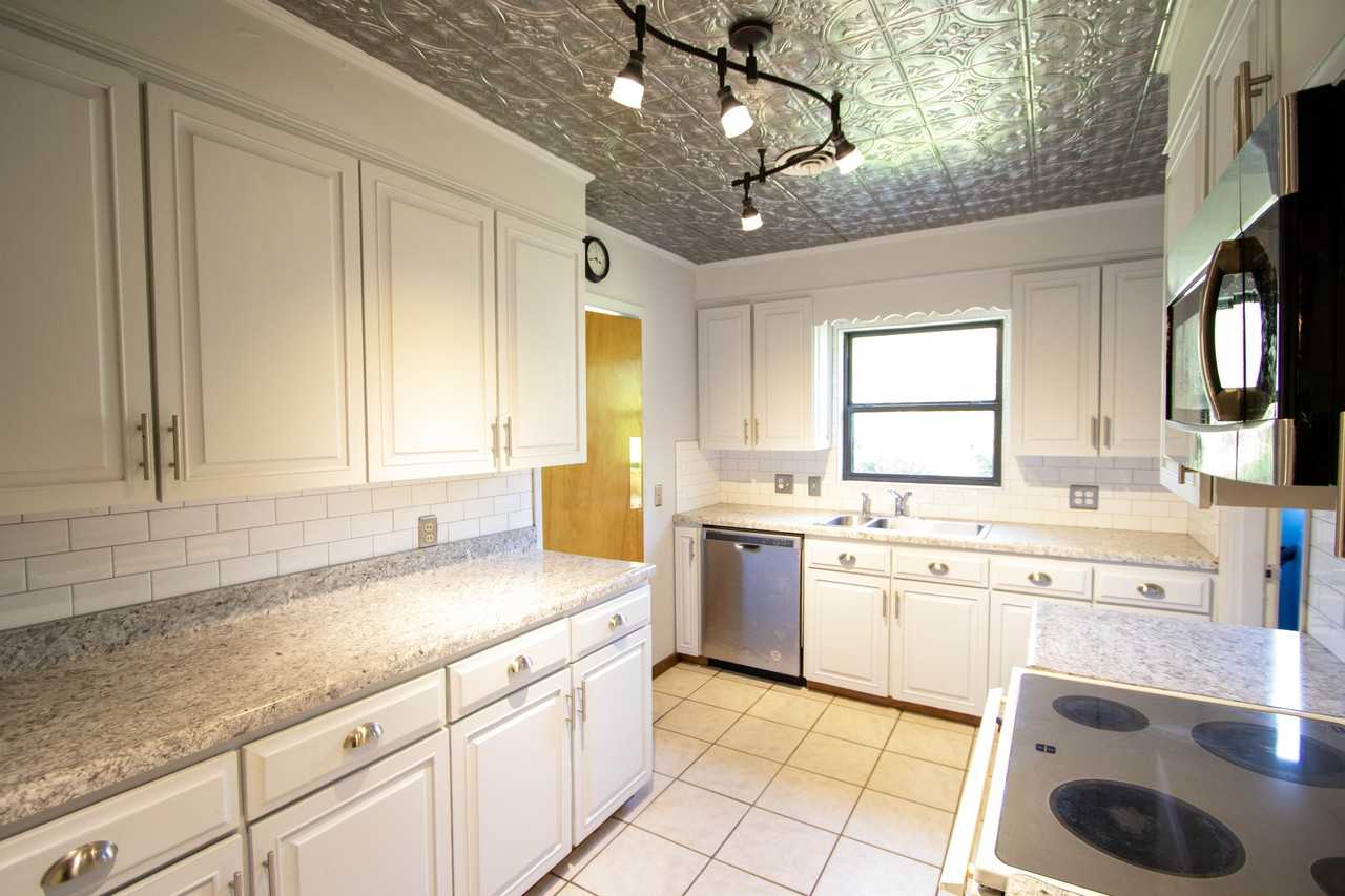 3829 Dunwody Dr - Photo 3 of 21