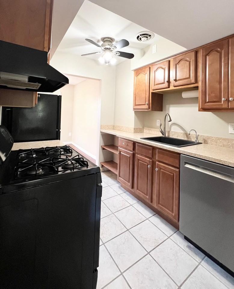 20301 Shelburne Rd #8 - Photo 4 of 28