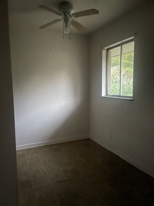 2046 Shaftesbury Rd - Photo 2 of 8