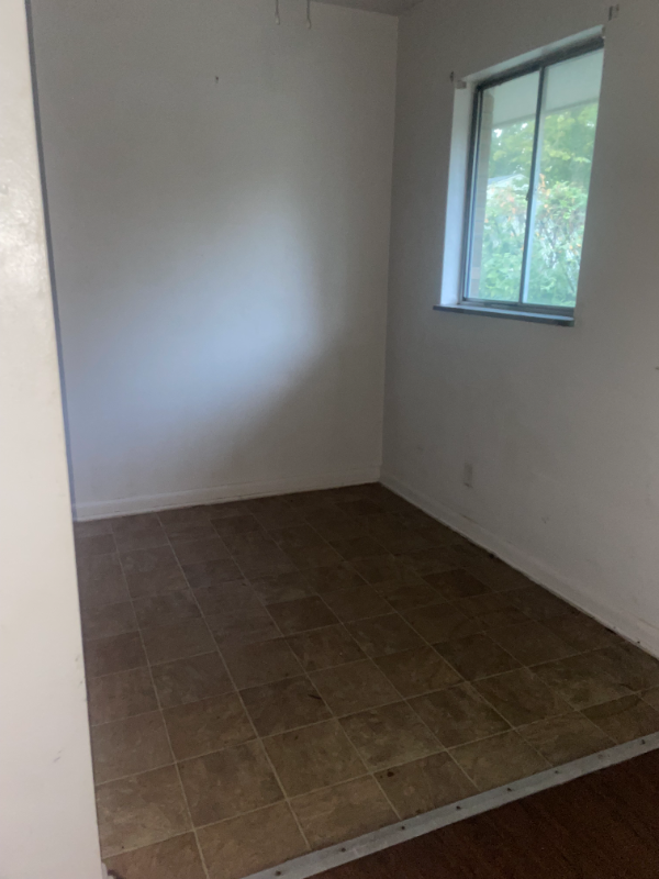 2046 Shaftesbury Rd - Photo 3 of 8